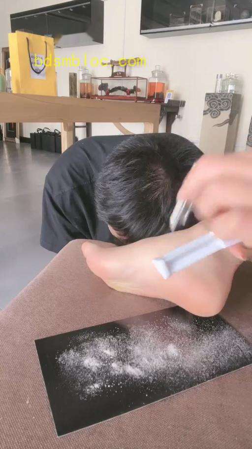 【沅芷】脚奴吸食女主人的脚皮