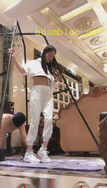 【蜜桃儿S】运动鞋踩食咀嚼物舌舌