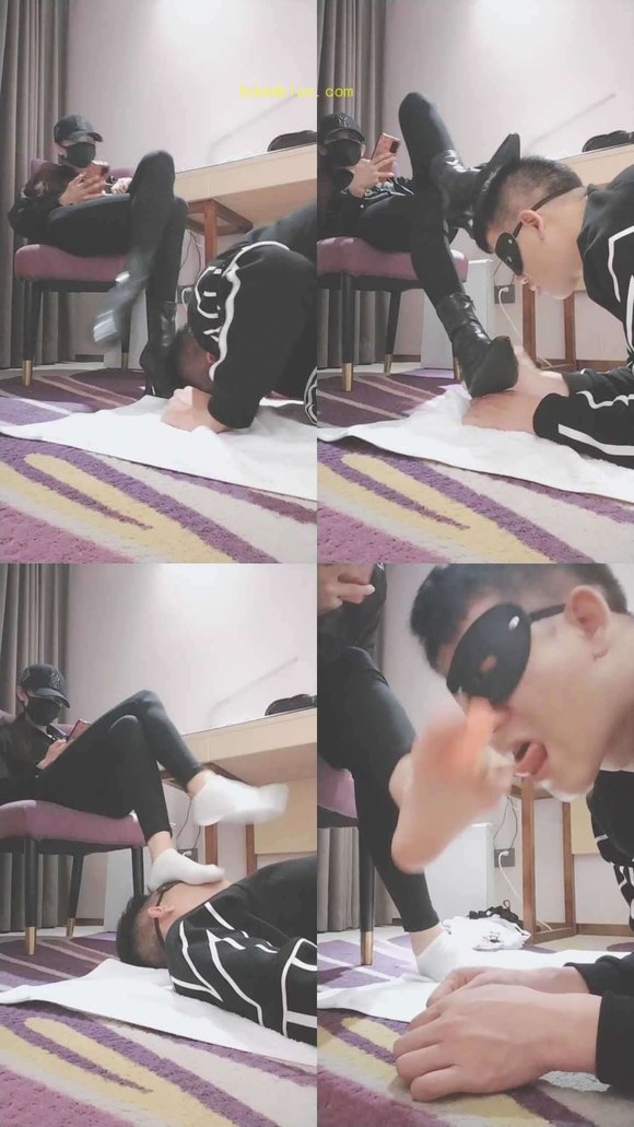 【美娜格格】靴子白袜羞辱-连环耳光白袜脚插嘴