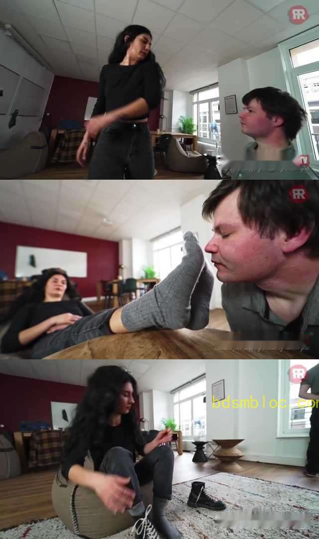 【欧美女王】跪下认社会姐当干妈！打肿你脸拿她臭袜子给你擦！耳光扇成猪头