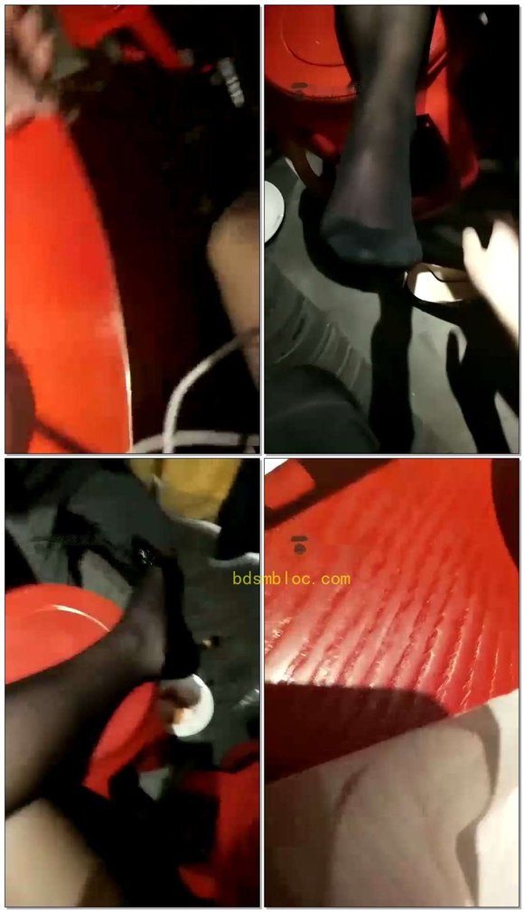 【都市艳主】火锅店让贱狗跪下吃吐食，舔狗……被服务员看到，超刺激