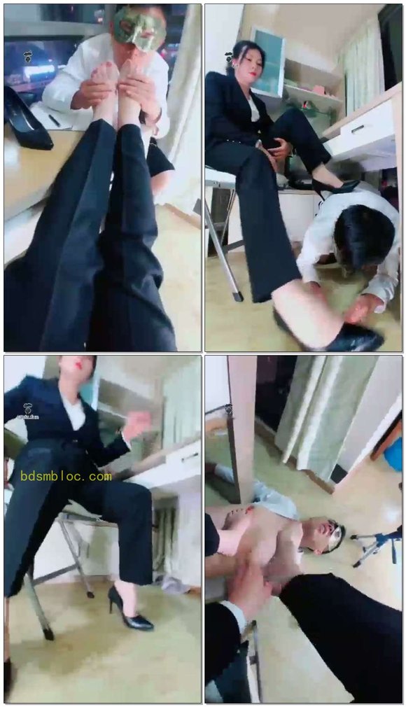 【瑾玲女王】女经理穿酸臭短丝折磨男员工