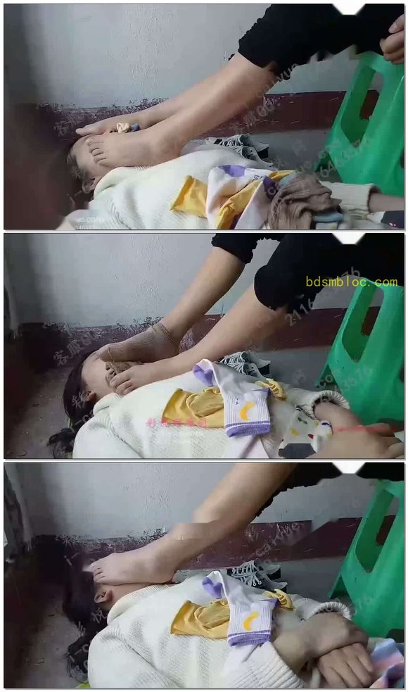 【小仙女】在学校把穿了好久的袜子让贱女狗用嘴洗干净