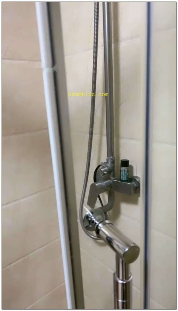【鑫儿教头】踩躏双家奴，清理鞋靴子，踩踏，喂圣水十几杯虐乳虐下体