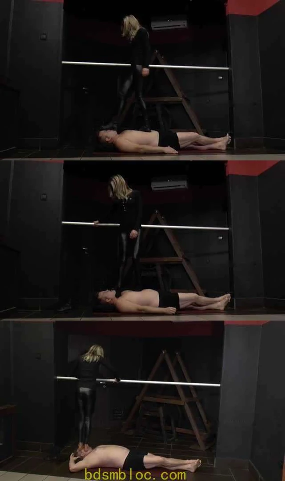 【欧美女王】皮裤美女跺踩脚下壮汉